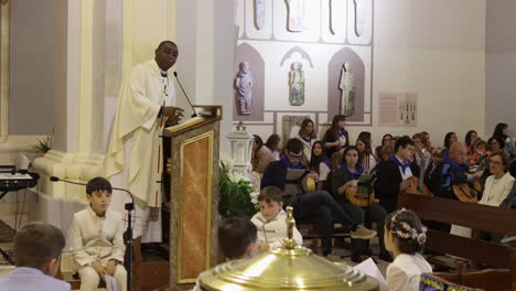 Niños-Participando-En-La-Comunión-En-Una-Iglesia-Católica-En-Zaragoza,-España---Toma-Manual