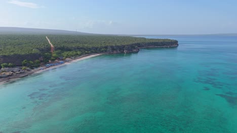 Vasto-Paisaje-En-La-Isla-Caribeña,-Parque-Nacional-Jaragua,-Avance-Aéreo