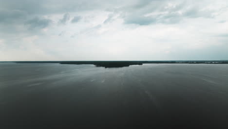 Reelfoot-Lake-State-Park-Gegen-Bewölkten-Himmel-In-Tennessee,-USA---Luftaufnahme