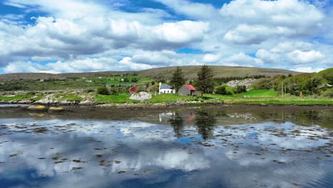 Drohne-Fliegt-über-Little-Creek-Zu-Hübschem-Kleinen-Haus,-Adrigole-West-Cork,-Irland,-Beliebter-Touristenort-Am-Wild-Atlantic-Way