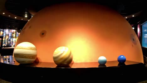 Los-Tamaños-Relativos-De-Los-Planetas-De-Nuestro-Sistema-Solar,-Al-Lado-Del-Sol,-Se-Muestran-Claramente-En-Esta-Exhibición-En-El-Museo-Astronómico-Nacional-De-Taiwán,-Que-Se-Jacta-De-Tener-El-Planetario-Más-Grande-De-Asia.