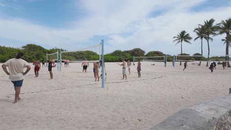 Leute-Spielen-Beachvolleyball-Am-Miami-Beach-Unter-Einem-Sonnigen-Himmel
