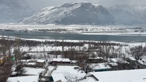 Skardu-Aldea-Rural-Pakistán-Cachemira-Invierno-Nevadas