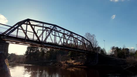 El-Sol-Brilla-A-Través-Del-Puente-Dzelzitis-Ainazi-smiltene-Del-Antiguo-Ferrocarril-De-Vía-Estrecha-En-Valmiera,-Letonia.