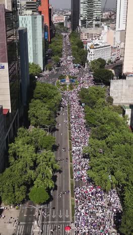 Vista-Vertical-Por-Drones-De-Una-Marcha-Feminista-En-La-Ciudad-De-México