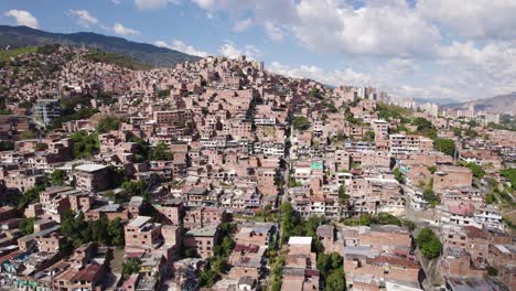 Viviendas-Multifamiliares-Abarrotan-Una-Favela-De-Montaña-En-Medellín,-Colombia,-Establecimiento-Aéreo