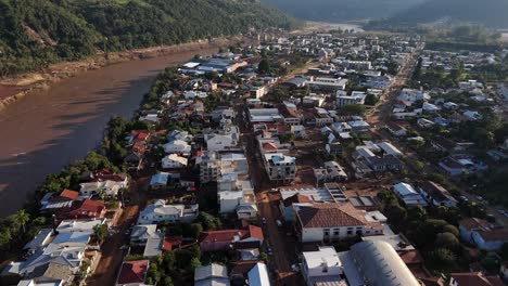 Los-Barrios-Residenciales-Y-Comerciales-De-La-Ciudad-Temen-La-Crecida-Del-Río