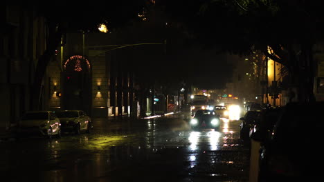 Tráfico-Callejero-En-Una-Noche-Lluviosa-En-El-Centro-De-Los-Ángeles,-California,-EE.UU.,-Luces-De-Automóviles-Y-Reflejos-En-La-Carretera