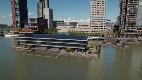 Schwimmendes-Bürogebäude-Neben-Dem-Schwimmenden-Park-Rijnhaven-In-Rotterdam,-Niederlande