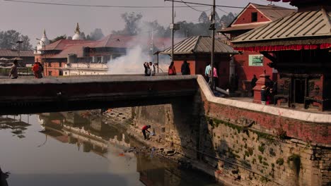 Vistas-Al-Río-Bagmati-Hacia-El-Templo-Pashupatinath,-Katmandú,-Nepal