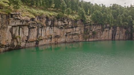 Luftaufnahme-Einer-Drohne-Mit-Blick-Auf-Die-Klippen-In-Der-Nähe-Des-Vulkansees-Tritriva-Auf-Dem-Land-In-Der-Nähe-Von-Antsirabe-In-Madagaskar