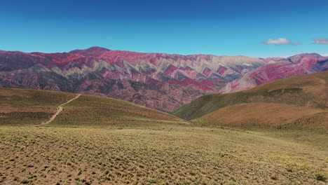 Un-Maravilloso-Panorama-Aéreo-Lateral-Captura-Las-Majestuosas-Montañas-Del-Hornocal.