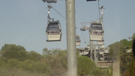 Transporte-De-Montaña-En-Teleférico-Por-La-Ciudad-De-Barcelona,-España.