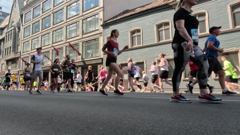 19.-Mai-2024,-Rimi-Riga-Marathon-Lettland:-Marathonläufer-Drängen-Sich-10-Km-Weit,-Vorderansicht