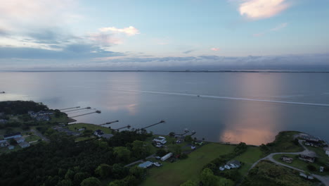 Morgendliche-Drohnenaufnahme-Des-Bogue-Sound,-Küstengebiet,-Boot-Auf-Dem-Wasser