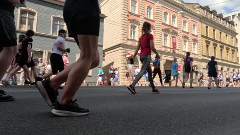 19.-Mai-2024,-Rimi-Riga-Marathon-Lettland:-Marathonläufer-Drängen-Sich-10-Km-Weit,-Vorderansicht