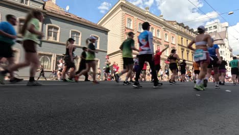 19.-Mai-2024,-Rimi-Riga-Marathon-Lettland:-Zeitraffer-Der-Marathonläufermenge-über-10-Km-Distanz,-Vorderansicht