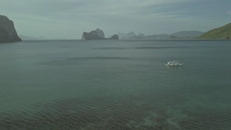 Katamaran-Boot-In-Tropischen-Gewässern-Bei-Steilen-Inseln-Auf-Den-Philippinen,-Luft-Pull-out