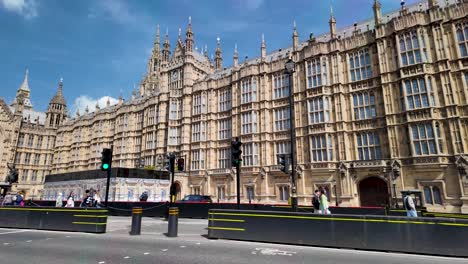 Die-Houses-Of-Parliament-An-Einem-Sonnigen-Tag-Mit-Menschen-Und-Verkehr-In-London