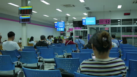 Timelapse-De-Personas-En-Una-Estación-De-Tren-O-Autobús-Esperando-Su-Tiempo-Para-Viajar