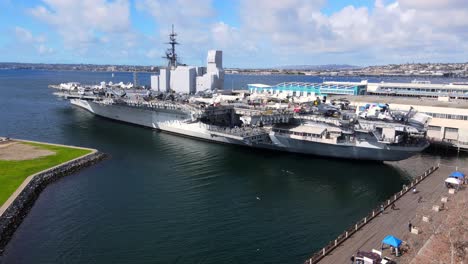 Museo-USS-Midway-Y-Barco-Naval-En-El-Puerto-De-San-Diego-En-Plataforma-Rodante-Aérea-A-La-Vista