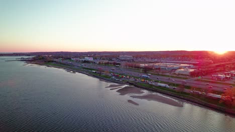 Sonnenuntergang-über-New-Haven,-Connecticut,-Mit-Einem-Panoramablick-Auf-Die-Küste-Und-Die-In-Goldenes-Licht-Getauchte-Stadtlandschaft