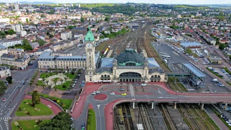 Bahnhof-Limoges-Benedictins,-Frankreich.-Luftdrohne-Im-Vorwärtsflug