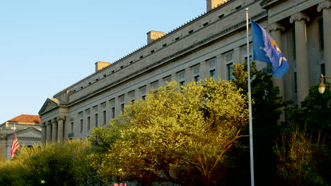 Banderas-Ondean-Frente-Al-Edificio-Del-Departamento-De-Justicia-Durante-Un-Amanecer-De-Primavera-En-Washington-Dc