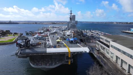 USS-Midway-Museum-Und-Flugzeugträger-Im-Hafen-Von-San-Diego-In-Der-Luftansicht-Nach-Links-Schieben