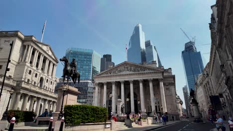 Banco-De-Inglaterra-Y-Royal-Exchange-En-La-Ciudad-De-Londres-Con-Rascacielos-Al-Fondo-En-Una-Mañana-Soleada