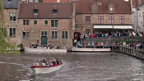 Multitud-De-Turistas-En-Barcos-Recorriendo-El-Canal-Dijver-En-Brujas,-Bélgica
