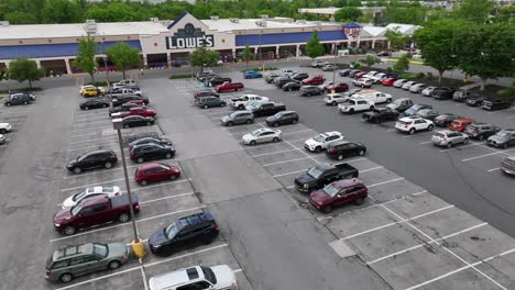 Parking-cars-in-front-of-Lowe‘s-Home-Improvement-Building-in-USA