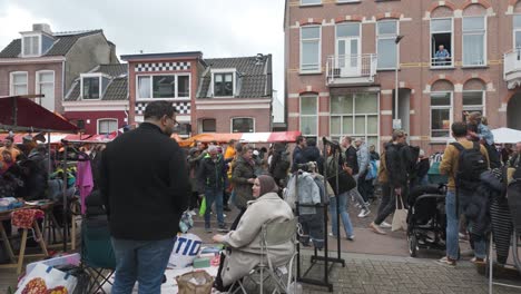 überfüllter-Straßenmarkt-Mit-Bunten-Ständen-Und-Menschen,-Die-Den-Königstag-In-Utrecht-Feiern