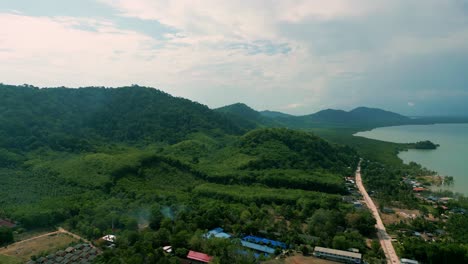 Imágenes-Cinematográficas-De-4k-De-Drones-De-Naturaleza-De-Una-Vista-Aérea-Panorámica-De-Las-Hermosas-Playas-Y-Montañas-De-La-Isla-De-Koh-Lanta-En-Krabi,-Sur-De-Tailandia,-En-Un-Día-Soleado-Sobre-El-Casco-Antiguo-De-Lanta