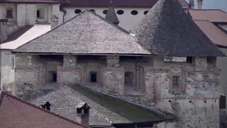 Alejándose-De-Parte-Del-Castillo-De-Rodenegg-En-Vill,-Rodeneck---Villa-Di-Rodengo,-Valle-Pustertal,-Tirol-Del-Sur,-Italia