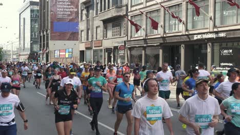 19.-Mai-2024,-Rimi-Riga-Marathon-Lettland:-Marathonläufer-Drängen-Sich-10-Km-Weit,-Vorderansicht