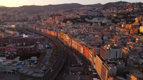 Genuas-Historisches-Zentrum-Bei-Sonnenuntergang,-Präsentiert-Das-Lebendige-Stadtbild-Und-Die-Straßen,-Luftaufnahme