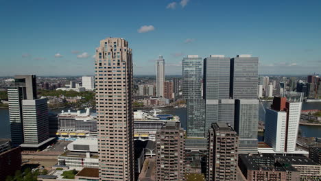New-Orleans-Und-Die-Rotterdam-Towers-Mit-Dem-Fluss-Nieuwe-Maas-Enthüllt