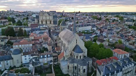 Iglesia-De-Sainte-radegonde-Y-Catedral-De-Saint-Pierre,-Poitiers-En-Francia