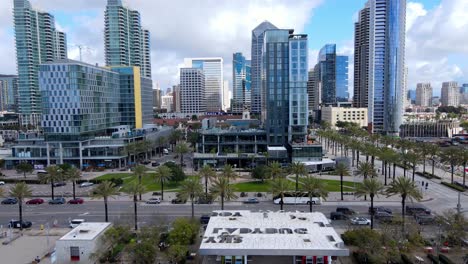 Waterfront-Park-and-Urban-Skyline-of-San-Diego,-California-with-Modern-High-Rise-Buildings