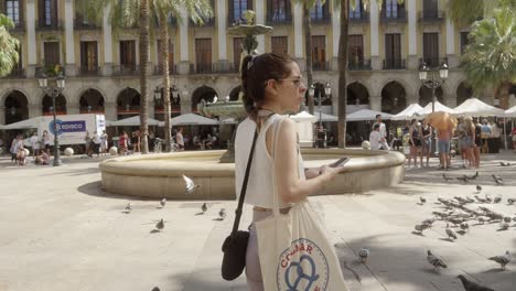 Turista-Caucásica-Tomando-Fotografías-Con-El-Teléfono-En-La-Plaza-Reial,-Barcelona