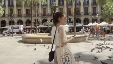 Kaukasische-Touristin-Fotografiert-Mit-Telefon-Auf-Der-Plaça-Reial,-Barcelona