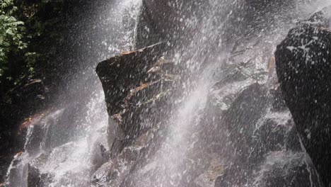 Der-Wunderschön-Beleuchtete-Kanto-Lampo-Wasserfall-Auf-Bali,-Indonesien,-Stürzt-Anmutig-Herab-Und-Schafft-Eine-Szene-Von-ätherischer-Schönheit-Und-Wunder