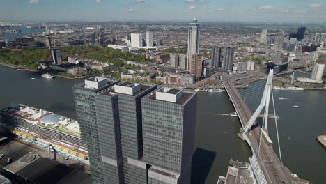 Edificio-De-Oficinas-Corporativas-De-Rotterdam-Y-Puente-Erasmus-Sobre-El-Río-Nieuwe-Maas-En-Los-Países-Bajos