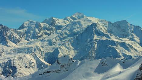 La-Cumbre-Del-Mont-Blanc-Y-Las-Montañas-Adyacentes-Son-Las-Más-Altas-Del-Macizo-Alpino