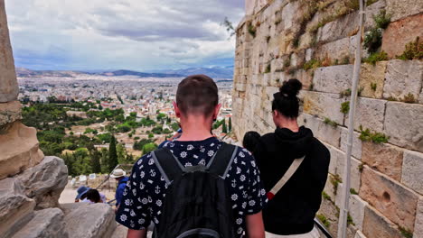 Blick-Auf-Die-Stadt-Athen-Vom-Agrippa-Denkmal,-Touristengruppe-Steigt-Die-Treppen-Der-Akropolis-Hinab