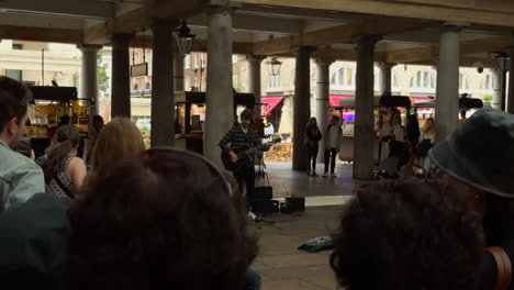 Busker-in-Covent-Garden-market,-London