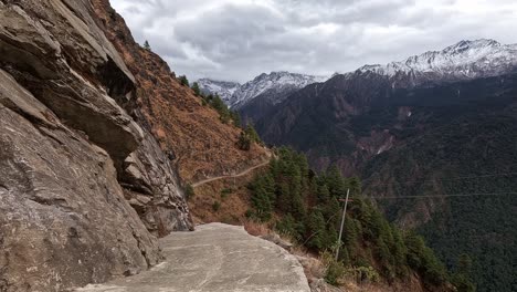 Vista-A-Lo-Largo-De-Una-Carretera-De-Montaña-Con-Pendientes-Pronunciadas-Al-Lado