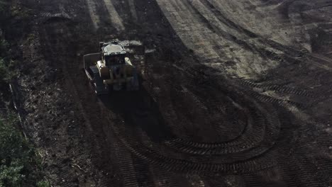 Bulldozer-Bewegen-Erde-Und-Schaffen-Ein-Fundament-Für-Eine-Straße.-Luftaufnahme-über-Der-Baustelle-Mit-Sonnenaufgang-Am-Frühen-Morgen