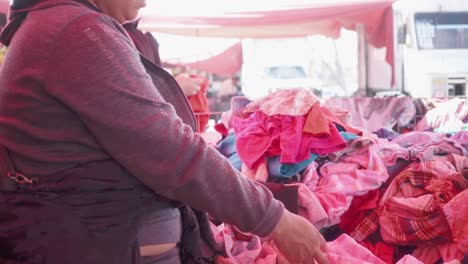 Mujer-Eligiendo-Ropa-De-Segunda-Mano-De-Un-Montón-En-El-Tianguis.